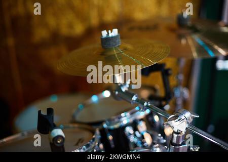 Parte di un drum kit su sfondo nero, strumento a percussione, timpano, basso, hi-Hat, battito impostato sul palco. Percussioni orchestrali Foto Stock
