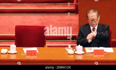 Jiang Zemin guarda il suo orologio. Il 19th° Congresso Nazionale del Partito Comunista Cinese si apre alla Grande Sala del Popolo di Pechino il mercoledì. 18 ottobre 2017. 18OCT17 SCMP/Simon Song Foto Stock