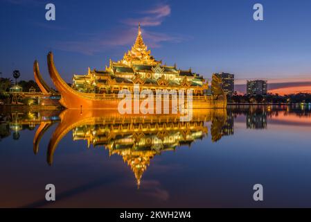 Yangon, Myanmar a Karaweik Palace di Kandawgyi Royal Lago. Foto Stock
