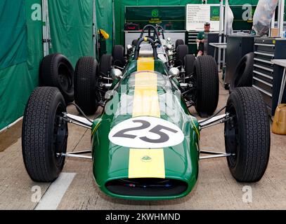 Andy Middlehurst's 1962, Lotus 25 R4, seduto nel temporaneo Classic Team Lotus Garage, al Silverstone Classic 2022 Foto Stock