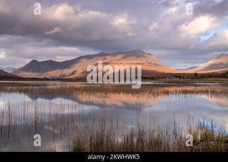 Loch Damh negli altopiani della Scozia nord-occidentale Foto Stock