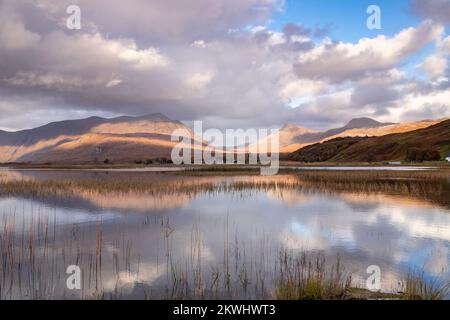 Loch Damh negli altopiani della Scozia nord-occidentale Foto Stock