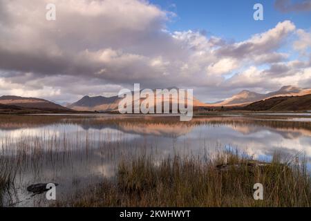 Loch Damh negli altopiani della Scozia nord-occidentale Foto Stock