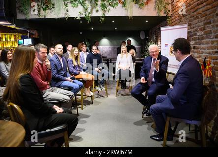 30 novembre 2022, Macedonia del Nord, Skopje: Il presidente tedesco Frank-Walter Steinmeier (2nd da destra) e Stevo Pendarovski (r), presidente della Macedonia del Nord, si incontrano per una discussione in una caffetteria con gli alunni della Scuola di Politica del Centro Presidenziale per l'Educazione Civica. Il Presidente Steinmeier si reca in visita nei paesi della Macedonia settentrionale e dell'Albania durante la sua gita di quattro giorni nei Balcani. Oltre alla situazione nella regione e agli effetti della guerra di aggressione russa in Ucraina, il viaggio si concentrerà sul sostegno della Germania alle prospettive di adesione dei paesi all'Unione europea. PH Foto Stock