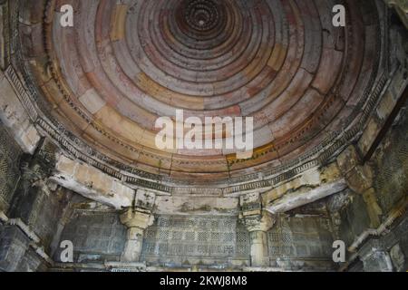 Vista interna della cupola di Cenotaph - Maqbara con pilastri in pietra, soffitto e parete situati sul lato di Alif Khan Masjid, fu costruita nel 1325 d.C. da Foto Stock