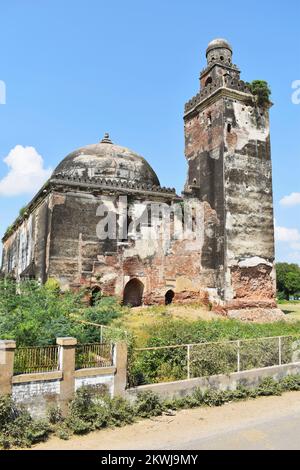 Alif Khan Masjid Dome e Minar, vista da destra, costruito nel 1325 d.C., struttura in mattoni, ha 3 cupole ciascuna di 100 piedi quadrati con effetto eco, costruito Foto Stock