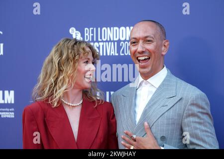 Zoe Boyle e Oliver Hermanus hanno fotografato durante la Headline Gala UK Premiere of LIVING come parte del London Film Festival, che si è tenuto presso il Royal Festival Hall di Londra domenica 9 ottobre 2022 . Foto di Julie Edwards. Foto Stock