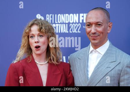 Zoe Boyle e Oliver Hermanus hanno fotografato durante la Headline Gala UK Premiere of LIVING come parte del London Film Festival, che si è tenuto presso il Royal Festival Hall di Londra domenica 9 ottobre 2022 . Foto di Julie Edwards. Foto Stock