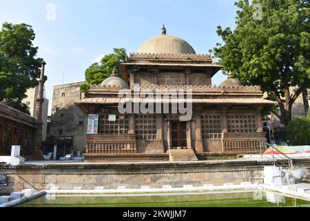 Tomba di Rani Sipri a Masjid-e-nagina, facciata, architettura islamica, costruita nel 920 d.C. (1514 d.C.) da Rani Sabrai durante il regno del sultano Muzaffar I. Foto Stock