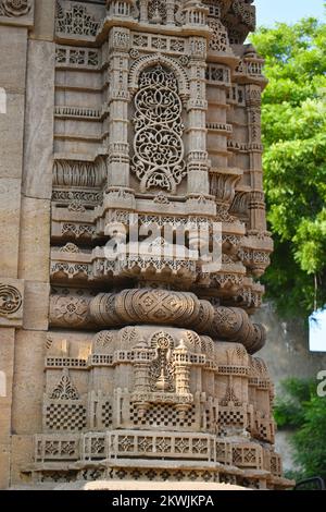 Moschea di Rani Sipri conosciuta anche come Rani Sipri ni Masjid o Masjid-e-nagina, dettagli esterni in pietra minareto, vista a sinistra, architettura islamica, Bu Foto Stock