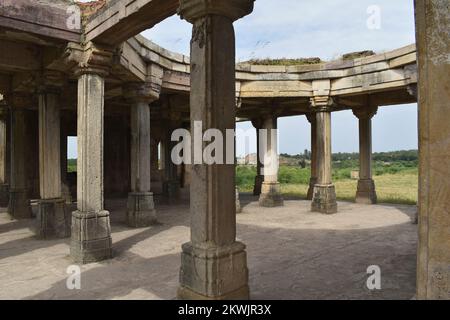 Khajuri Masjid, rovine di pilastri di pietra interni, Parco Archeologico Champaner-Pavagadh, un sito patrimonio dell'umanità dell'UNESCO, Gujarat, India Foto Stock