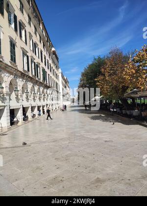 Isola di Corfù, Grecia, Piazza Liston città vecchia con People Walkin on Street Foto Stock