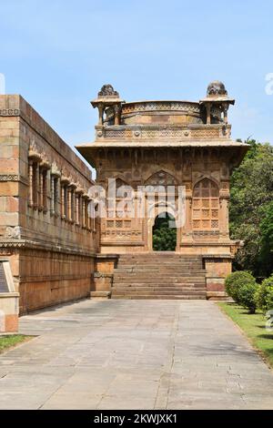 Jami Masjid, arco architettonico con intricate sculture in pietra, un monumento islamico costruito dal Sultano Mahmud Begada nel 1509, Champaner-Pavagadh Arca Foto Stock