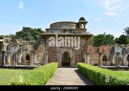 Architettura Archway e cortile di fronte a Jami Masjid con intricate sculture in pietra, un monumento islamico è stato costruito dal Sultano Mahmud Begada in Foto Stock