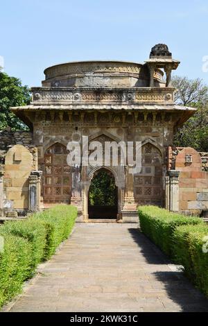 Jami Masjid, arco architettonico e cortile, intricate sculture in pietra, un monumento islamico è stato costruito dal Sultano Mahmud Begada nel 1509, Champaner- Foto Stock