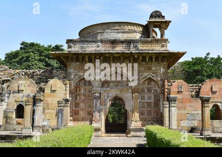 Jami Masjid, Archway architettonico e cortile con intricate sculture in pietra, un monumento islamico è stato costruito dal Sultano Mahmud Begada nel 1509, Champa Foto Stock