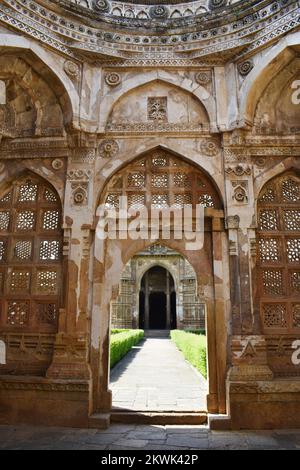 Jami Masjid, archway architettonico belle e intricate sculture in pietra, un monumento islamico è stato costruito dal Sultano Mahmud Begada nel 1509, Champaner-Pa Foto Stock