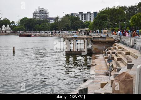 INDIA, GUJRAT, AHMEDABAD, ottobre 2022, persone a Heritage Ghat, Kankaria Lake, è stato costruito nel 15th ° secolo 1451 dall'imperatore Qutb-ud-DIN Ahmad Shah i Foto Stock