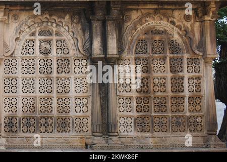 Vista ravvicinata del lato di Maqbara vicino alla tomba del Sultano Ahmed, architettura parete esterna con intricate sculture in pietra, Ahmedabad, Gujarat, India Foto Stock