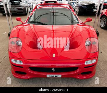 Vista frontale di una Ferrari F50 rossa, alla 2022 di Silverstone Classic Foto Stock