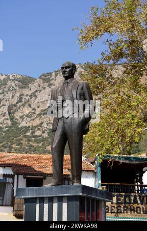 Kash, Turchia - 23 novembre 2022: Monumento ad Ataturk sulla piazza principale nella città di Kas. Foto di alta qualità Foto Stock