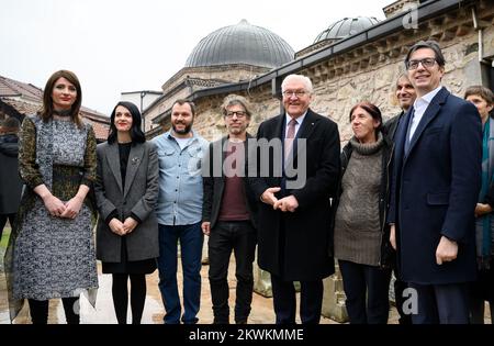 30 novembre 2022, Macedonia del Nord, Skopje: Il presidente tedesco Frank-Walter Steinmeier (5th da destra) e Stevo Pendarovski (r), presidente della Macedonia del Nord, visitano il Cifte Hamam nel vecchio bazar di Skopje e vi incontreranno i registi per una discussione sul film "Terra del Miele". Durante la sua gita di quattro giorni nei Balcani, il Presidente Steinmeier si sta recando in visita nei paesi della Macedonia settentrionale e dell'Albania. Oltre alla situazione nella regione e agli effetti della guerra d'aggressione russa in Ucraina, il sostegno della Germania alle prospettive di adesione dei paesi all'Unione europea è al centro della t Foto Stock