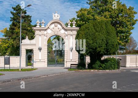 La porta d'ingresso al Palazzo di Festetics è un palazzo barocco situato nella città di Keszthely, Zala, Ungheria. L'edificio ospita ora il Palazzo Helikon Foto Stock