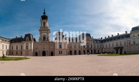 Il Festetics Palace è un palazzo barocco situato nella città di Keszthely, Zala, Ungheria. L'edificio ospita ora il Museo del Palazzo Helikon. Keszthely Foto Stock