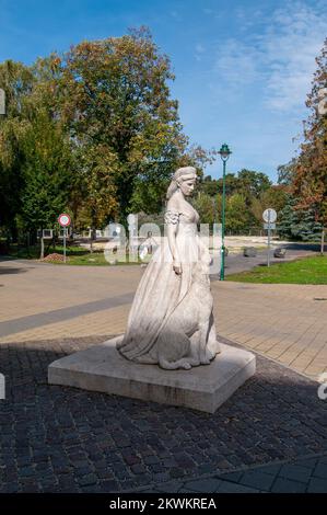 Statua di Erzsebet Kiralyne, 1837-1898, Keszthely, Lago Balaton, Ungheria. Regina Elisabetta d'Ungheria, Imperatrice d'Austria, assassinata da un a Foto Stock