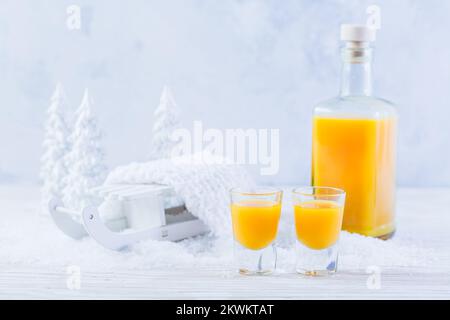 Liquore all'uovo dolce, melanzana per Natale e inverno in bianco neve Foto Stock