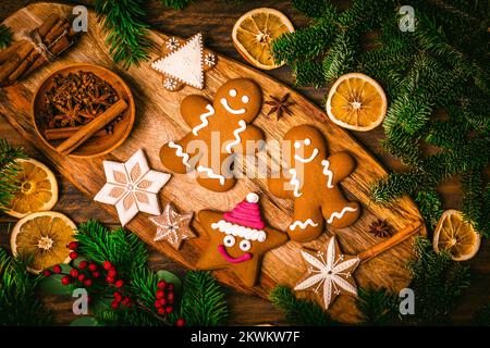 Pan di zenzero di Natale e biscotti con spezie e arancia secca. Cottura di Natale Foto Stock