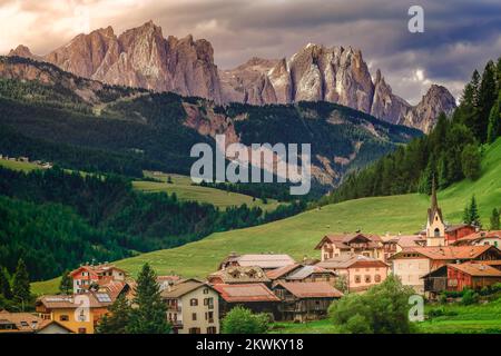 Langkofel e paese alpino, Dolomiti sudtirolo vicino Cortina d'Ampezzo Foto Stock