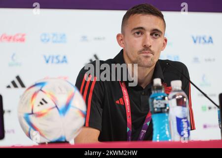 Il belga Timothy Castagne è stato raffigurato in una conferenza stampa della nazionale belga di calcio The Red Devils, presso il Qatar National Convention Center QNCC, a Doha, Stato del Qatar, mercoledì 30 novembre 2022. I Red Devils si preparano per il prossimo gioco alla Coppa del mondo FIFA 2022 in Qatar. FOTO DI BELGA BRUNO FAHY Foto Stock