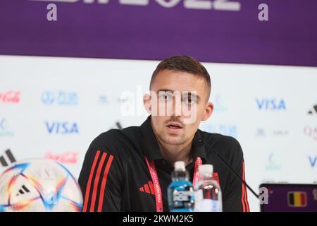 Il belga Timothy Castagne è stato raffigurato in una conferenza stampa della nazionale belga di calcio The Red Devils, presso il Qatar National Convention Center QNCC, a Doha, Stato del Qatar, mercoledì 30 novembre 2022. I Red Devils si preparano per il prossimo gioco alla Coppa del mondo FIFA 2022 in Qatar. FOTO DI BELGA BRUNO FAHY Foto Stock