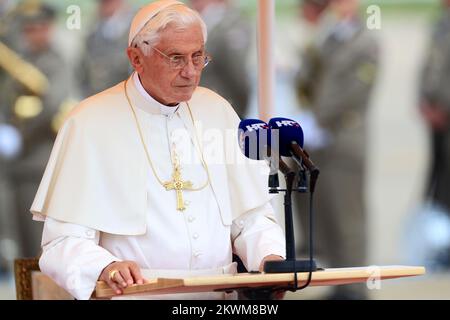 Papa Benedetto XVI è sbarcato all'aeroporto di Zagabria. Il Presidente della Croazia Ivo Josipovic e i Vescovi croati danno il benvenuto a papa Benedetto XVI. Foto: Danijel Berkovic/PIXSELL Foto Stock