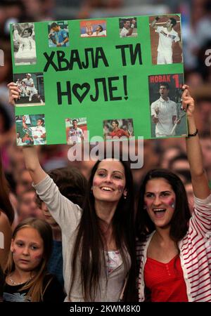 I tifosi aspettano Novak Djokovic, che ha vinto la domenica a Wimbledon e ora il tennis numero 1, ha ricevuto il benvenuto di un eroe quando è tornato a Belgrado, dove decine di migliaia di persone hanno un eroe Benvenuto. Molti giovani si erano riuniti al di fuori del parlamento serbo, sventolando bandiere di Serbia e cartelli che recitavano: 'Nola, noi ti amiamo', o 'Nole, il re', riferendosi al soprannome del giocatore. 04.07.2011, Belgrado, Serbia. Foto: HaloPix/Pixsell Foto Stock