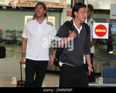 Sergio Ramos del Real Madrid (a sinistra) e Mesut Ozil arrivano all'hotel Esplanade, il giorno prima della partita della Champions League contro Dinamo Zagreb. Foto: Marko Prpic/PIXSELL Foto Stock