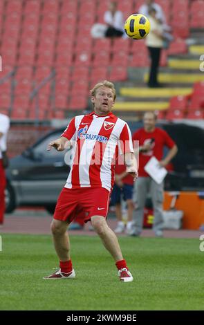 Robert Prosinecki partecipa a una partita di calcio di beneficenza tra la squadra femminile Red Star e il cast di 'Montevideo, god Bless You!' Film allo stadio Red Star nell'ambito della campagna del B92 "Battle for Babies" del Fondo, volta a raccogliere fondi per l'acquisto di nuovi incubatori per bambini per le istituzioni sanitarie in Serbia. Red Star ha venduto 5, 212 biglietti, che è stato sufficiente per l'acquisto di un nuovo incubatore per bambini. L'allenatore della Red Star Robert Prosinecki ha aiutato la squadra della Red Star femminile a battere gli attori 4:2. Foto Stock