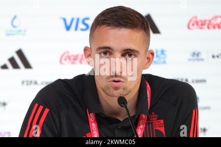 Il belga Timothy Castagne è stato raffigurato durante una conferenza stampa della nazionale belga di calcio The Red Devils, presso il Qatar National Convention Center QNCC, a Doha, Stato del Qatar, mercoledì 30 novembre 2022. I Red Devils si preparano per il prossimo gioco alla Coppa del mondo FIFA 2022 in Qatar. BELGA PHOTO VIRGINIE LEFOUR Foto Stock