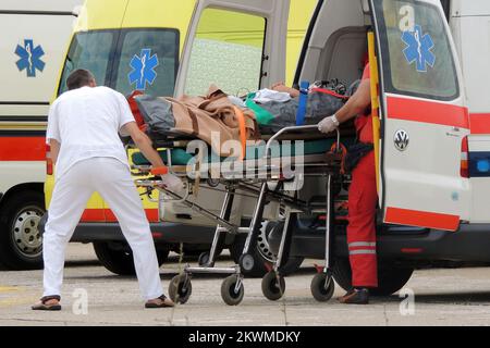 23.06.2012., Zagabria, Croazia - sette turisti cechi sono stati uccisi e 44 feriti in un incidente di autobus sulla strada principale che collega la capitale croata Zagabria con la città costiera adriatica di Spalato intorno alle 4:00 L'autobus si schiantò attraverso le barriere metalliche nel mezzo dell'autostrada e rovesciò nella corsia opposta vicino ad un tunnel. Elicottero dell'esercito croato trasportato ferito in ospedale Dubrava. Foto: Dalibor Urukalovic/PIXSELL Foto Stock