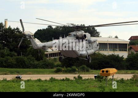 23.06.2012., Zagabria, Croazia - sette turisti cechi sono stati uccisi e 44 feriti in un incidente di autobus sulla strada principale che collega la capitale croata Zagabria con la città costiera adriatica di Spalato intorno alle 4:00 L'autobus si schiantò attraverso le barriere metalliche nel mezzo dell'autostrada e rovesciò nella corsia opposta vicino ad un tunnel. Elicottero dell'esercito croato trasportato ferito in ospedale Dubrava. Foto: Dalibor Urukalovic/PIXSELL Foto Stock