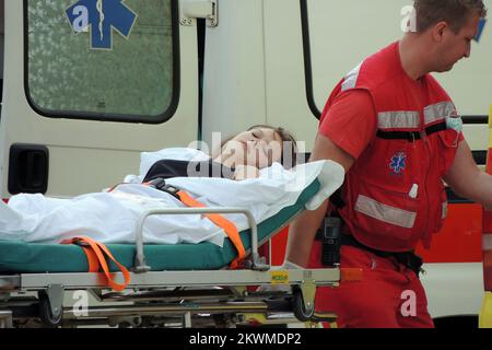 23.06.2012., Zagabria, Croazia - sette turisti cechi sono stati uccisi e 44 feriti in un incidente di autobus sulla strada principale che collega la capitale croata Zagabria con la città costiera adriatica di Spalato intorno alle 4:00 L'autobus si schiantò attraverso le barriere metalliche nel mezzo dell'autostrada e rovesciò nella corsia opposta vicino ad un tunnel. Elicottero dell'esercito croato trasportato ferito in ospedale Dubrava. Foto: Dalibor Urukalovic/PIXSELL Foto Stock
