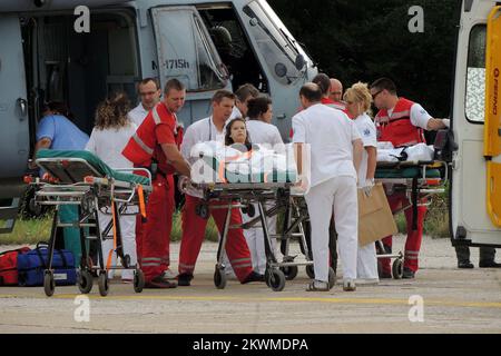 23.06.2012., Zagabria, Croazia - sette turisti cechi sono stati uccisi e 44 feriti in un incidente di autobus sulla strada principale che collega la capitale croata Zagabria con la città costiera adriatica di Spalato intorno alle 4:00 L'autobus si schiantò attraverso le barriere metalliche nel mezzo dell'autostrada e rovesciò nella corsia opposta vicino ad un tunnel. Elicottero dell'esercito croato trasportato ferito in ospedale Dubrava. Foto: Dalibor Urukalovic/PIXSELL Foto Stock