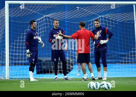 05.09.2012., Zagabria, Croazia - Nazionale croata di calcio di allenamento, al Maksimir Stadium prima di una partita di qualificazione contro la Macedonia per la Coppa del mondo in Brasile nel 2014. Danijel Subasic, Stipe Pletikosa, Ivan Kelava e l'allenatore di portiere Vatroslav Mihacic. Foto: Goran Stanzl/PIXSELL Foto Stock