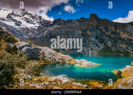 Lago turchese Churup in Cordillera Blanca, Ande innevate, Ancash, Perù Foto Stock