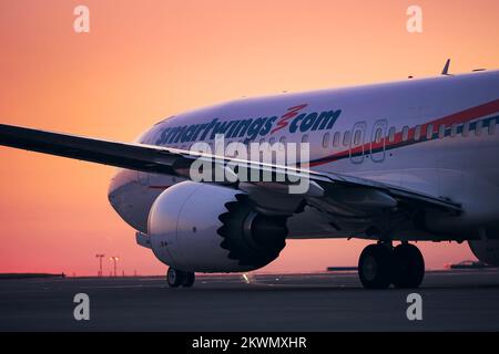 Praga, Repubblica Ceca - 04 agosto 2022: Smartwing Boeing B737-8 MAX durante il tassiing alla pista per il decollo da Vaclav Havel Aeroporto di Praga. Foto Stock