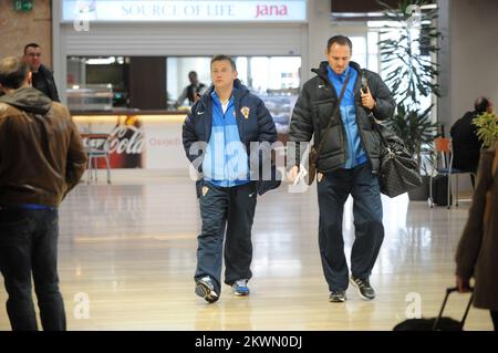 Ivica OLIC e Josip Simunic Soccer visti all'aeroporto di Zagabria in Croazia in preparazione al loro appuntamento di qualificazione per la Coppa del mondo 2014 contro il Galles. Foto Stock