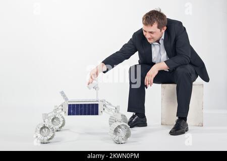 02. 05. 2013., Croazia, Zagabria - i membri del Team Staller, guidati da Stjepan Badic, lanceranno un robot alla Luna. Sulla Luna il robot deve attraversare 500 metri e inviare foto e video alla Terra. È stato progettato per il concorso mondiale Google LunarX premio, e il team che per la prima volta performeranno il compito vincerà 20 milioni di dollari. 23 squadre di tutto il mondo stanno cercando di vincere la competizione. Stjepan Badic amministratore delegato e capo missione. Foto: Danijel Berkovic/PIXSELL Foto Stock