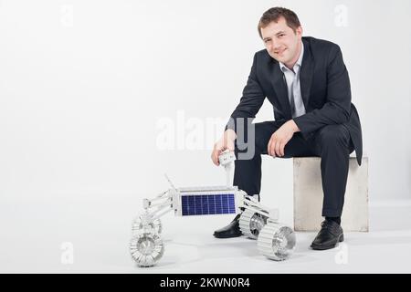 02. 05. 2013., Croazia, Zagabria - i membri del Team Staller, guidati da Stjepan Badic, lanceranno un robot alla Luna. Sulla Luna il robot deve attraversare 500 metri e inviare foto e video alla Terra. È stato progettato per il concorso mondiale Google LunarX premio, e il team che per la prima volta performeranno il compito vincerà 20 milioni di dollari. 23 squadre di tutto il mondo stanno cercando di vincere la competizione. Stjepan Badic amministratore delegato e capo missione. Foto: Danijel Berkovic/PIXSELL Foto Stock