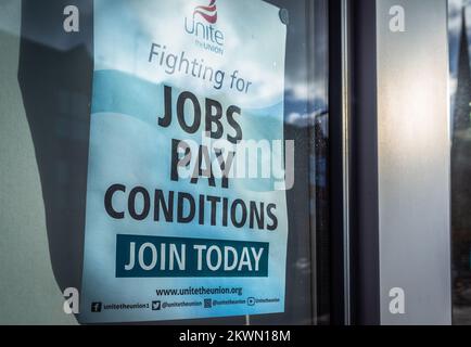 "Unitevi l'Unione che combatte per il lavoro condizioni di retribuzione - unitevi oggi" presso una filiale di Unite nel sud dell'Inghilterra, Hampshire, Regno Unito Foto Stock